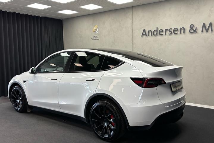Hvid Tesla Model Y fra 2022