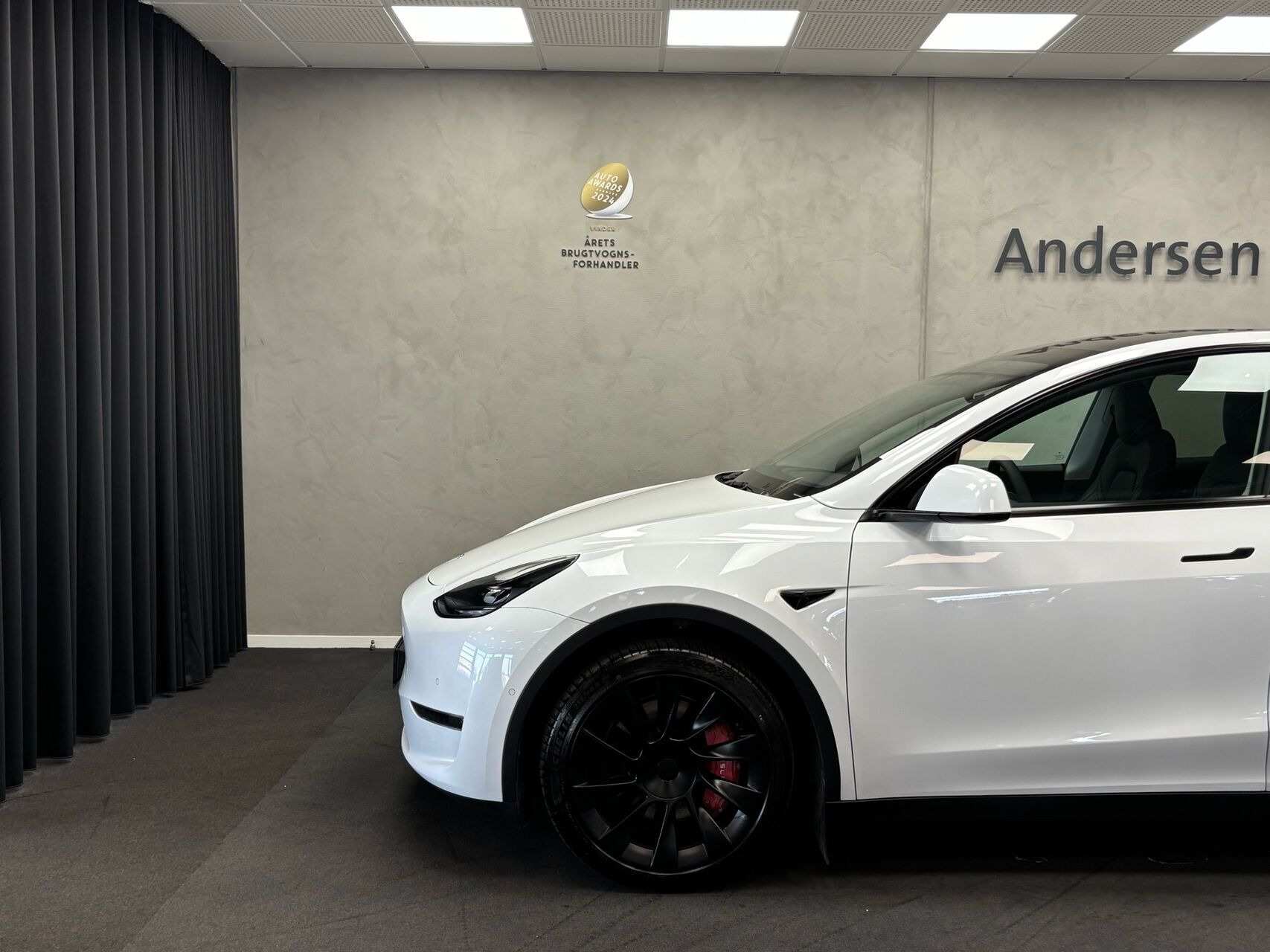Hvid Tesla Model Y fra 2022
