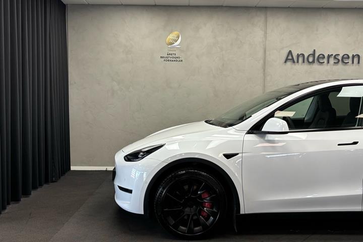 Hvid Tesla Model Y fra 2022