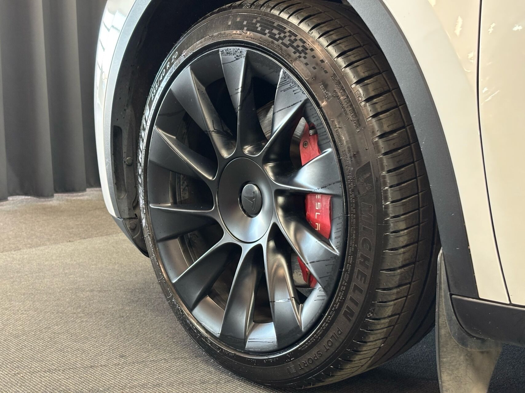 Hvid Tesla Model Y fra 2022