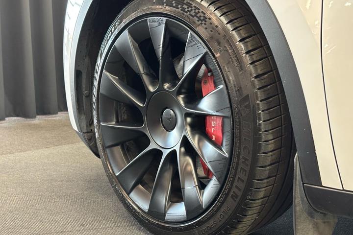 Hvid Tesla Model Y fra 2022
