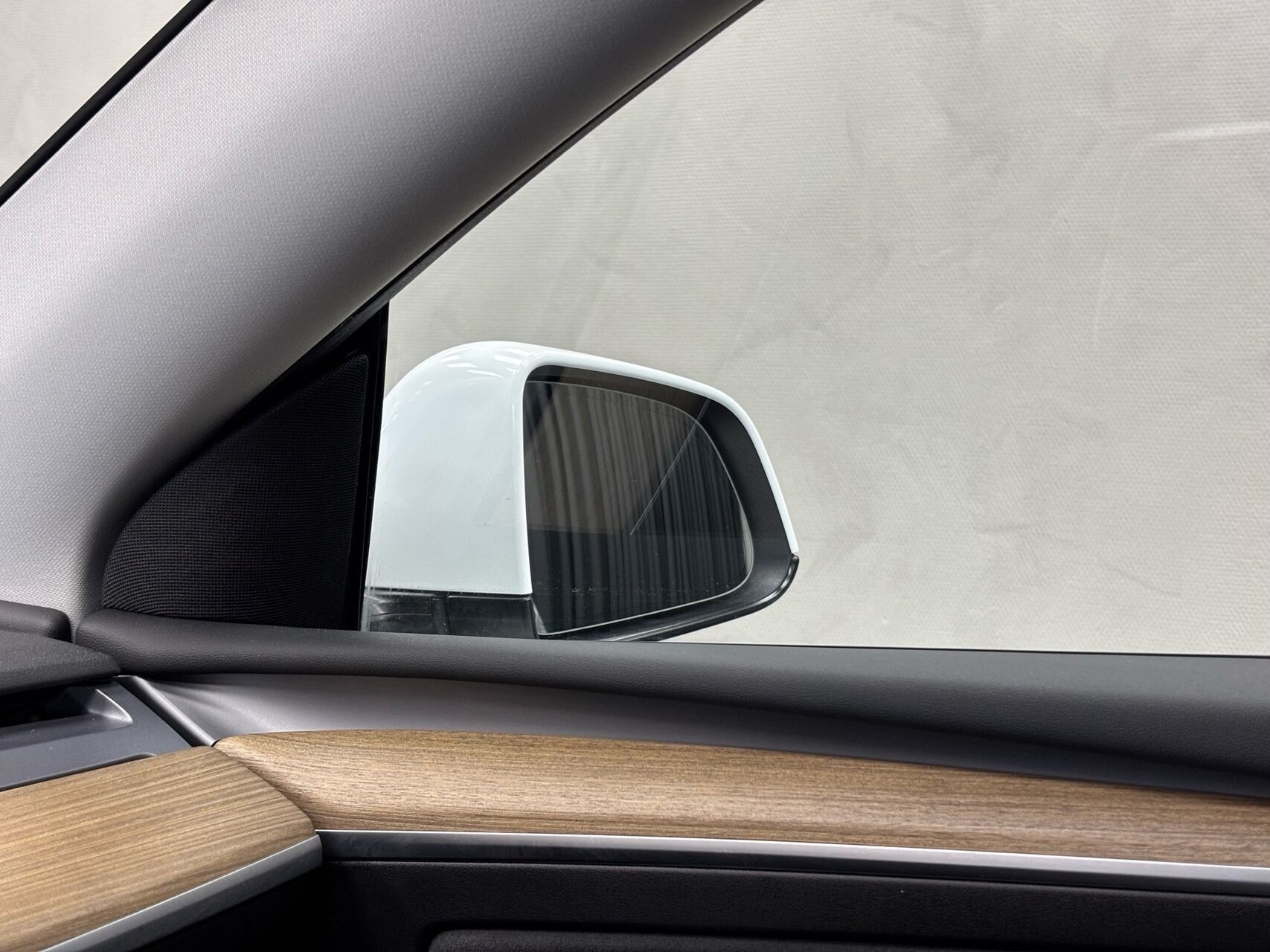 Hvid Tesla Model Y fra 2022