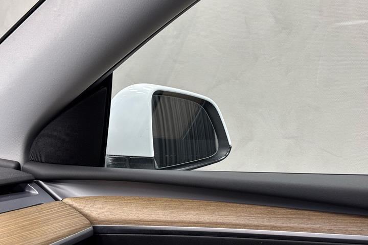 Hvid Tesla Model Y fra 2022