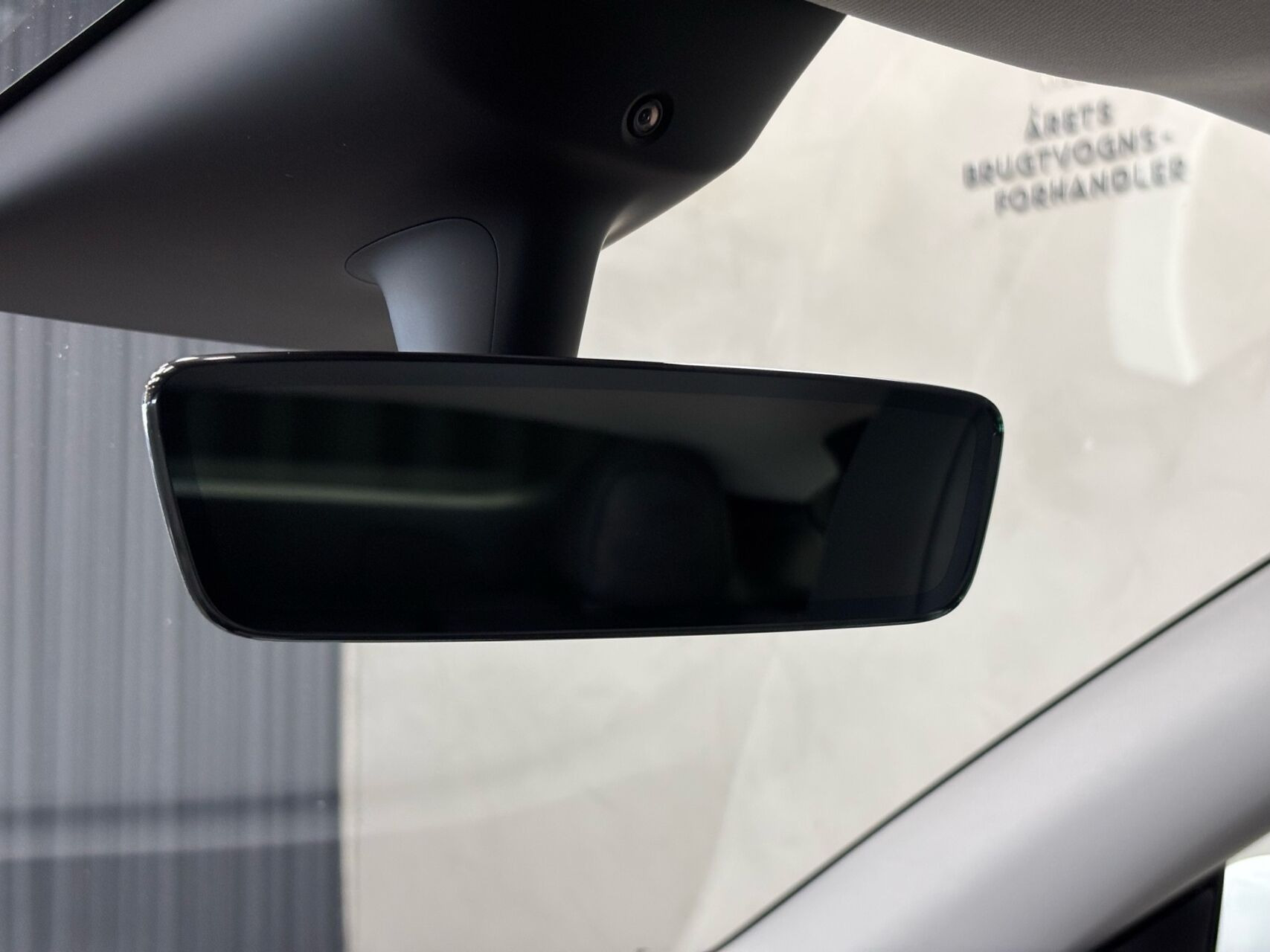 Hvid Tesla Model Y fra 2022