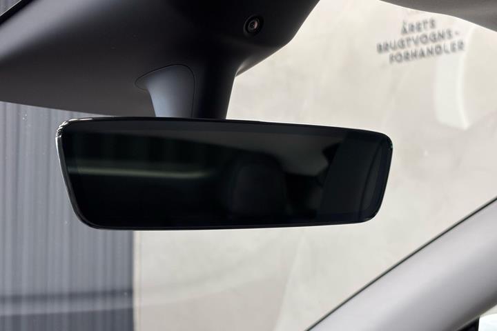 Hvid Tesla Model Y fra 2022