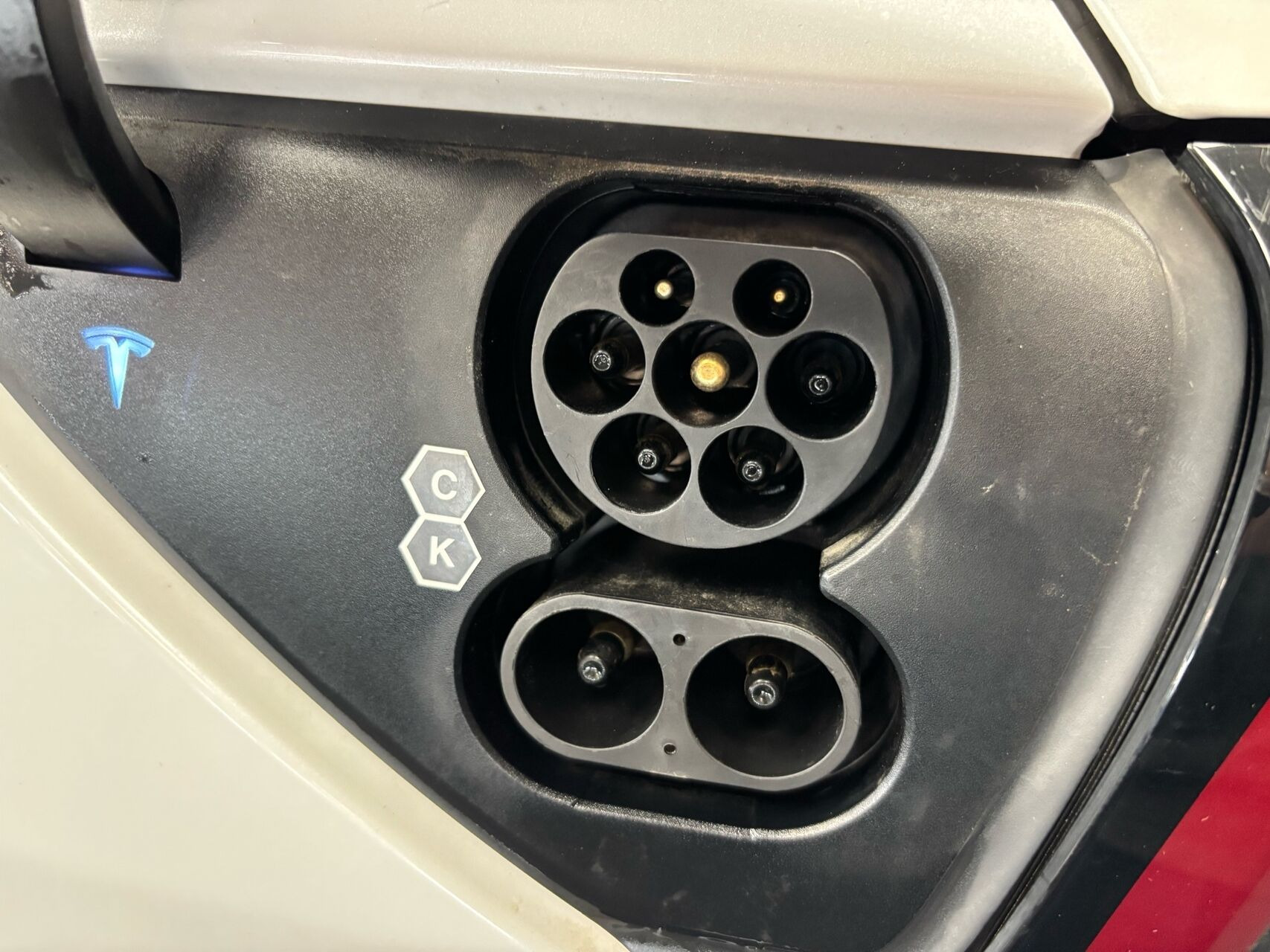 Hvid Tesla Model Y fra 2022