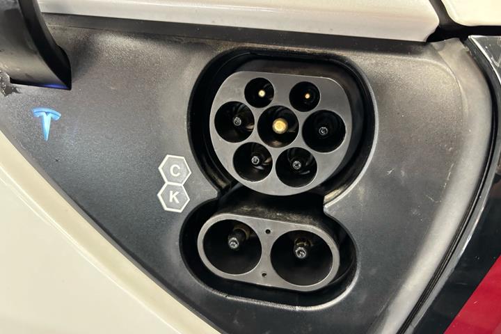Hvid Tesla Model Y fra 2022