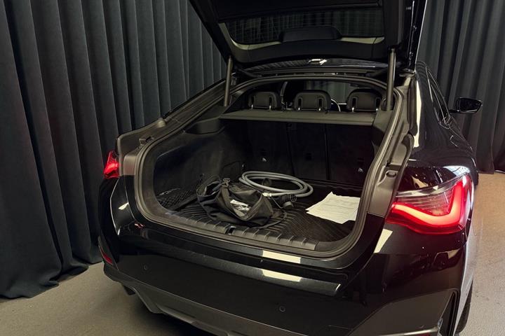Sort BMW i4 fra 2023