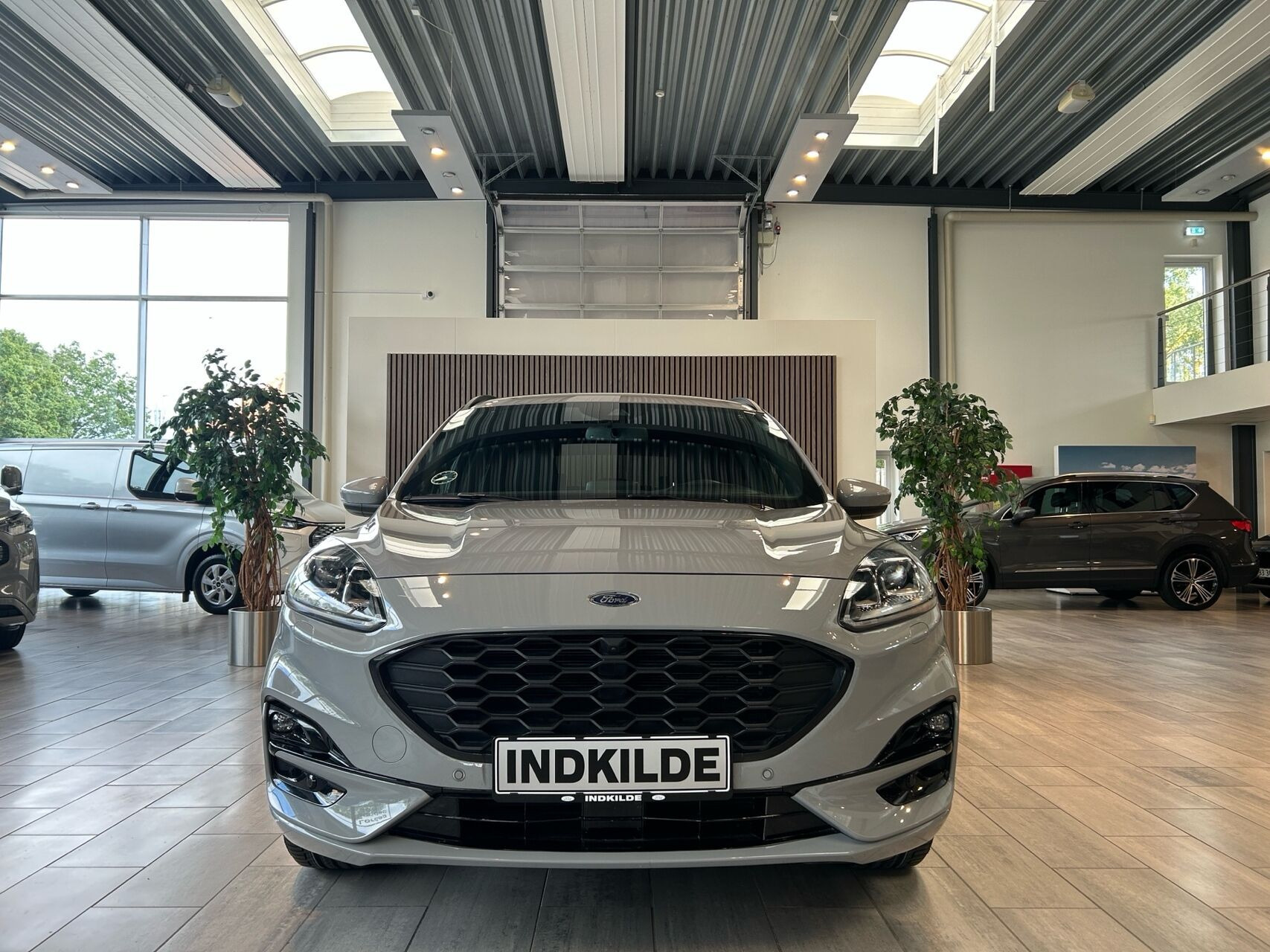 Grå Ford Kuga fra 2023