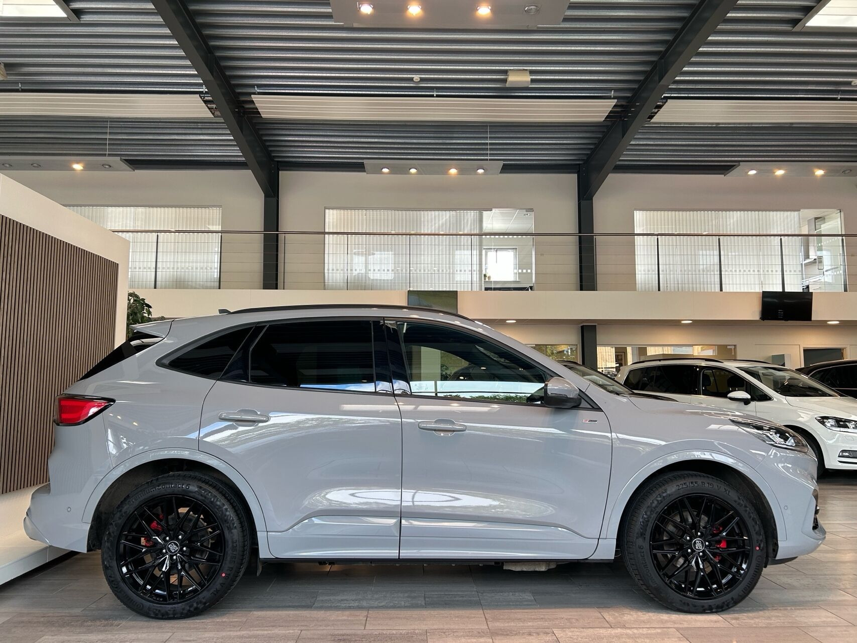 Grå Ford Kuga fra 2023