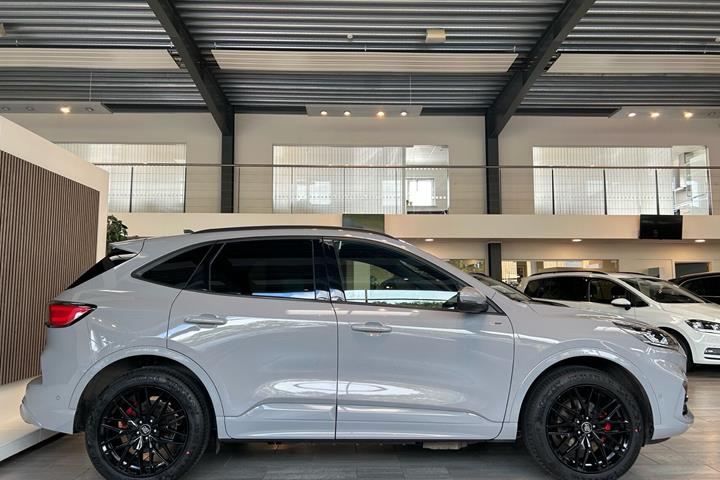 Grå Ford Kuga fra 2023