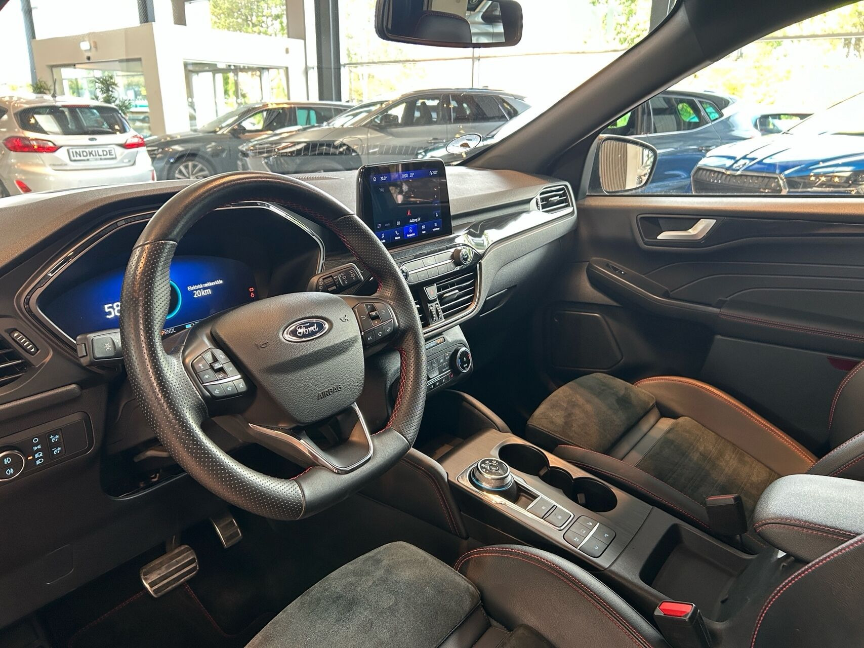 Grå Ford Kuga fra 2023