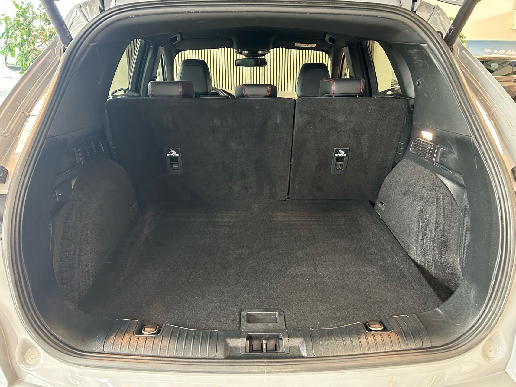 Grå Ford Kuga fra 2023