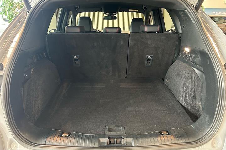 Grå Ford Kuga fra 2023