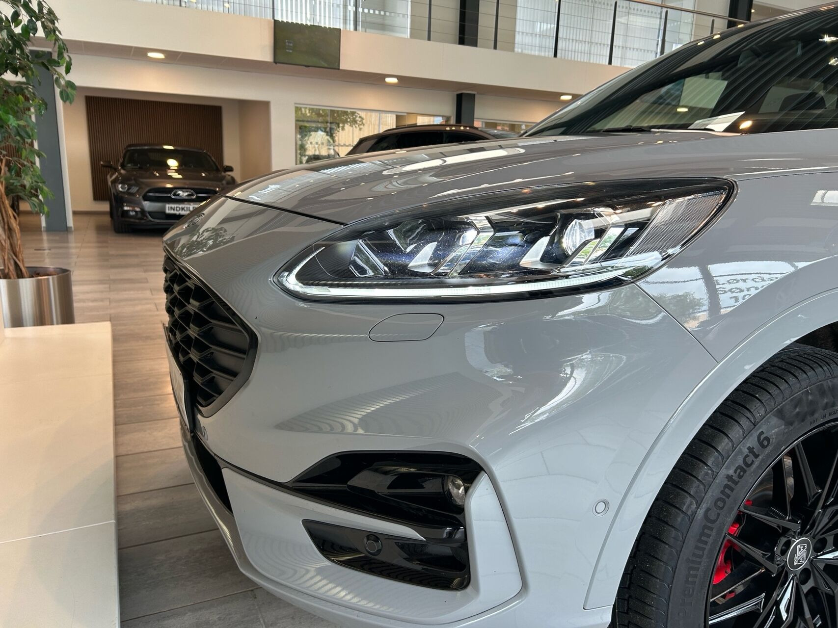 Grå Ford Kuga fra 2023