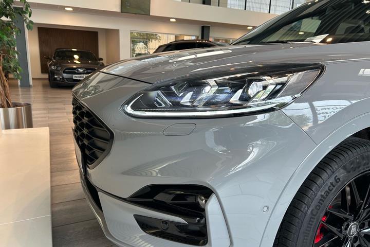 Grå Ford Kuga fra 2023