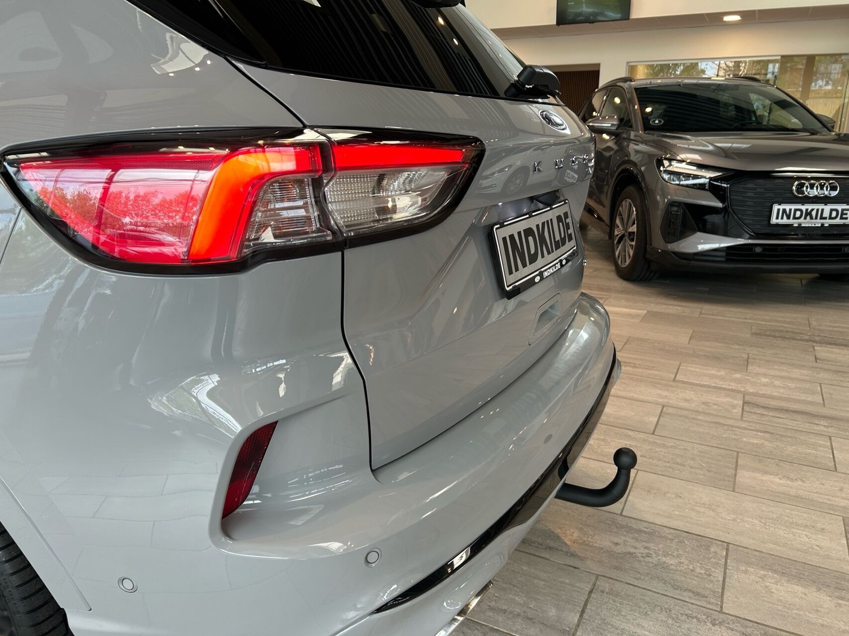 Grå Ford Kuga fra 2023