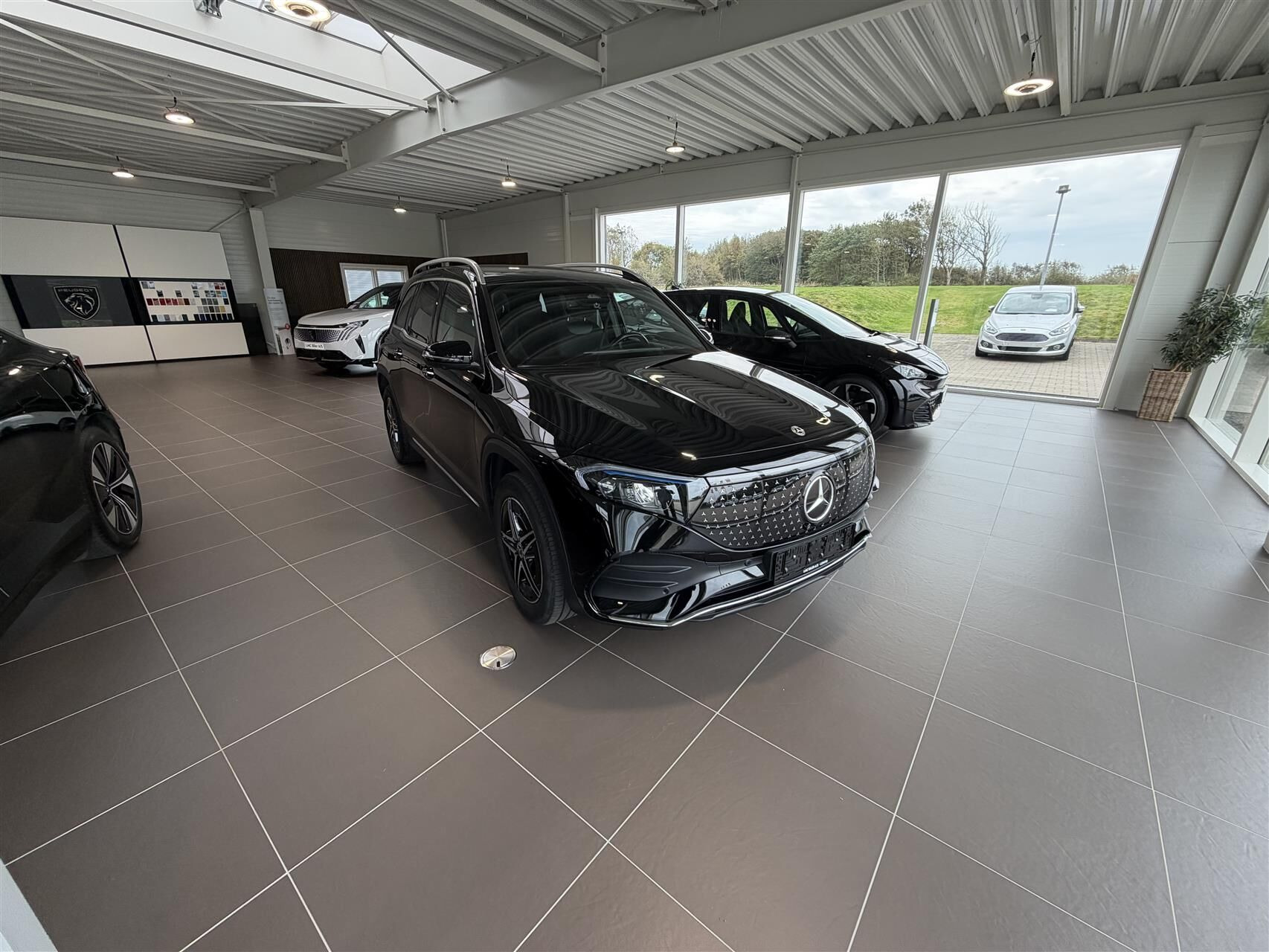 Sort Mercedes EQB250+ fra 2024
