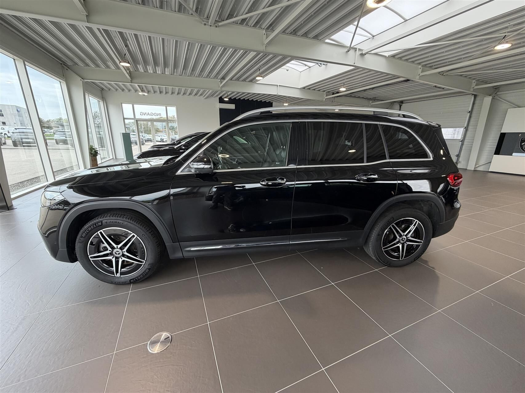 Sort Mercedes EQB250+ fra 2024