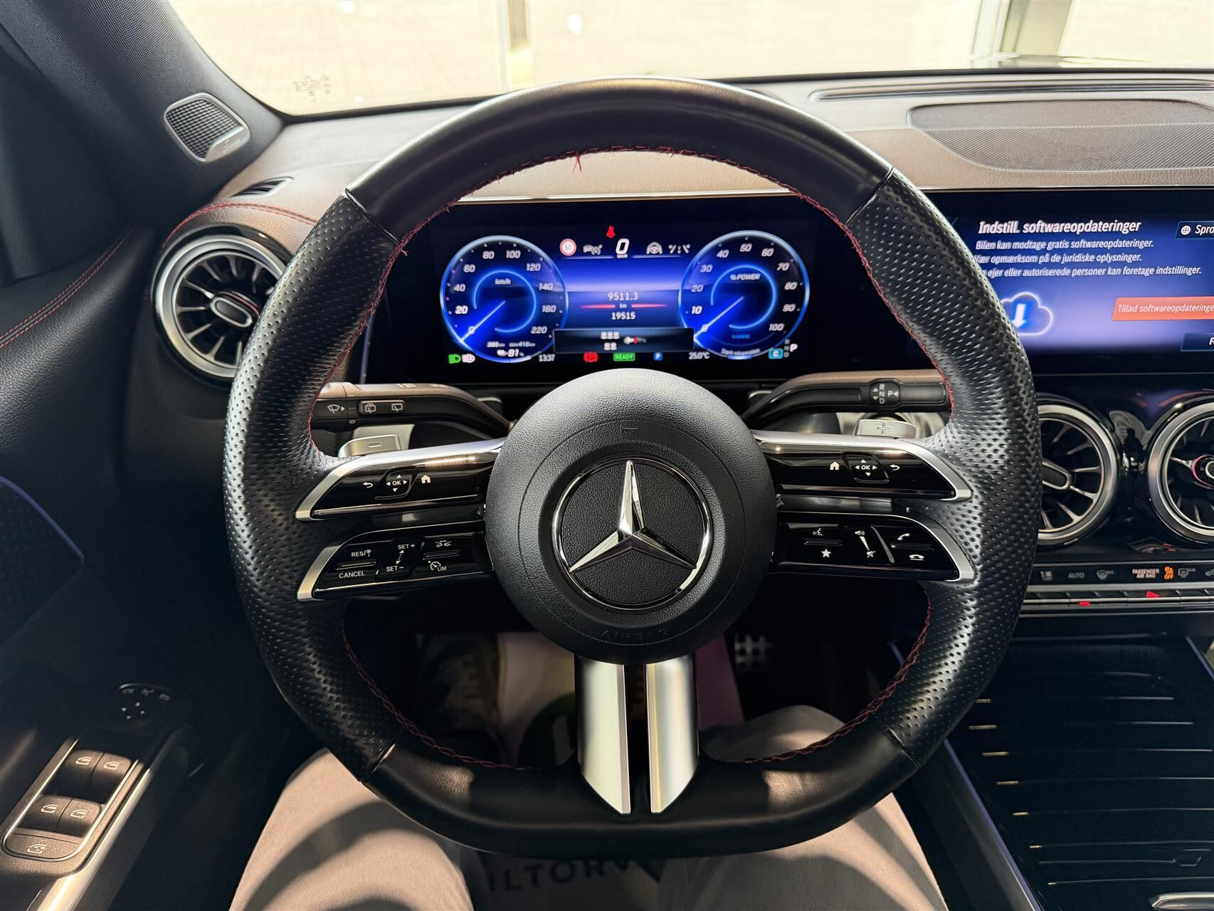 Sort Mercedes EQB250+ fra 2024