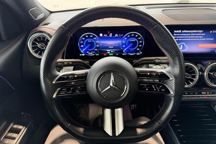 Sort Mercedes EQB250+ fra 2024
