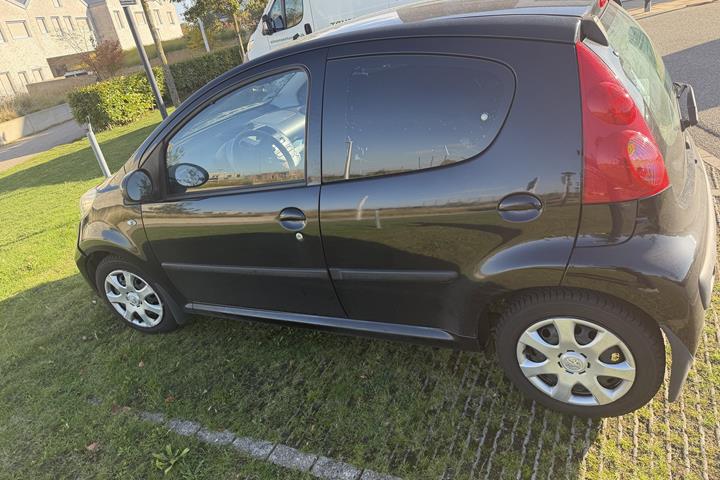 Sort Peugeot 107 fra 2012