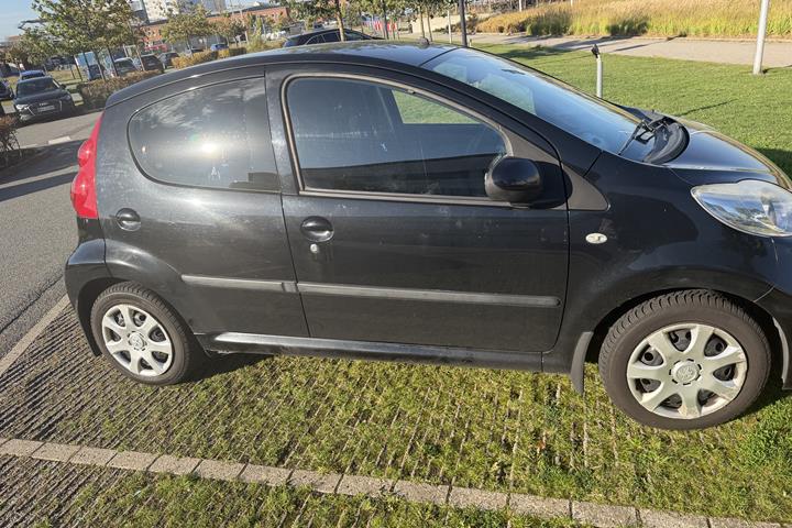 Sort Peugeot 107 fra 2012