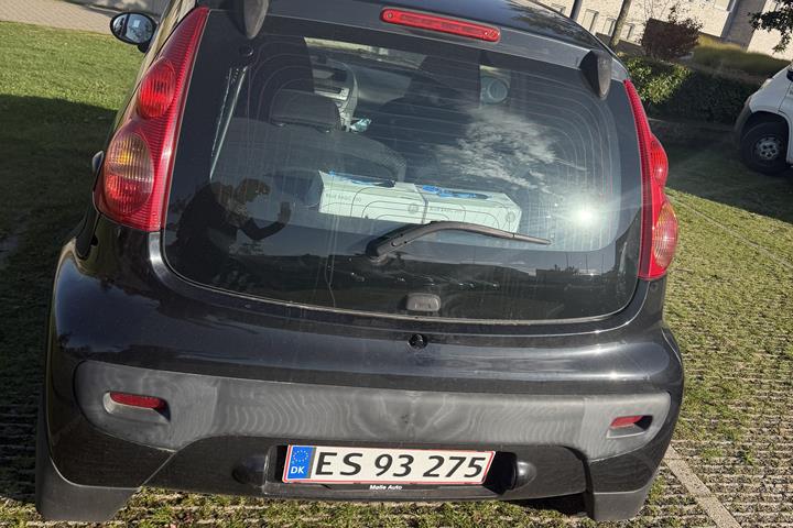 Sort Peugeot 107 fra 2012