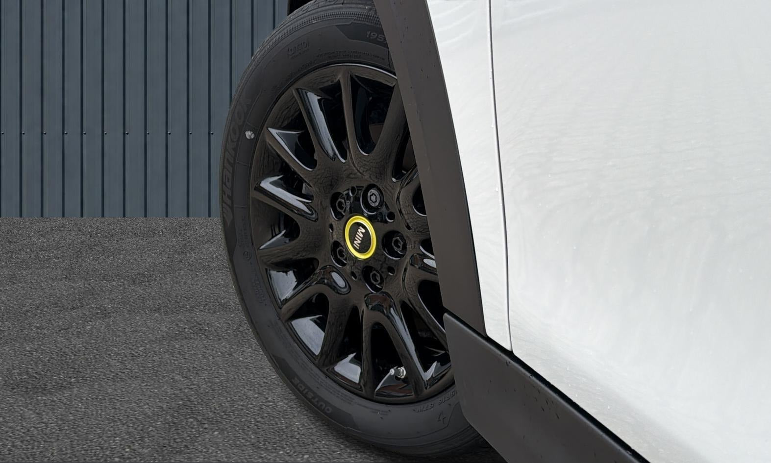 Hvid Mini Cooper SE fra 2023