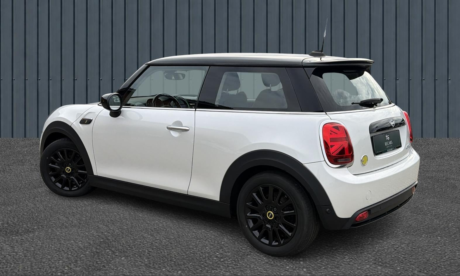 Hvid Mini Cooper SE fra 2023