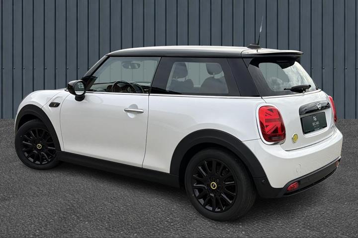 Hvid Mini Cooper SE fra 2023