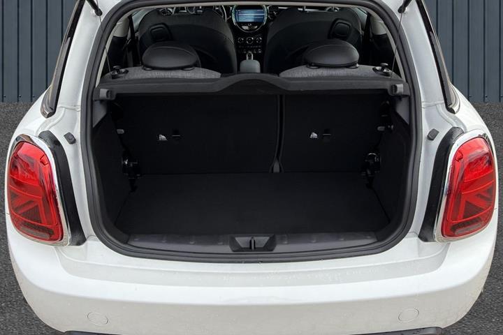 Hvid Mini Cooper SE fra 2023