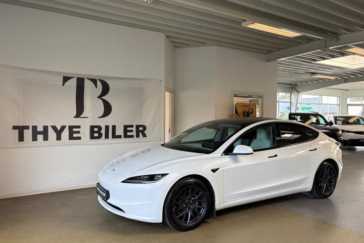 Hvid Tesla Model 3 fra 2024