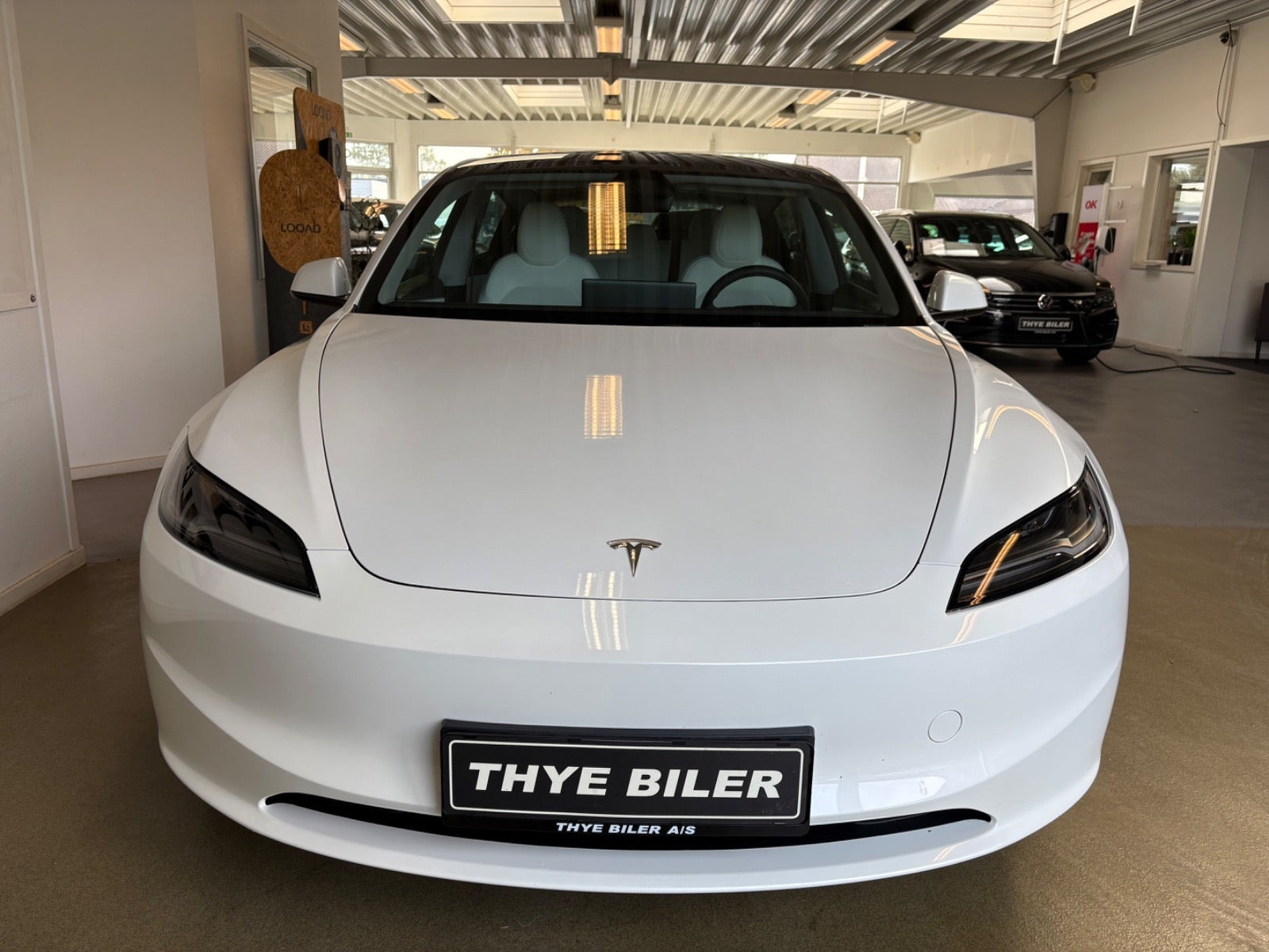 Hvid Tesla Model 3 fra 2024