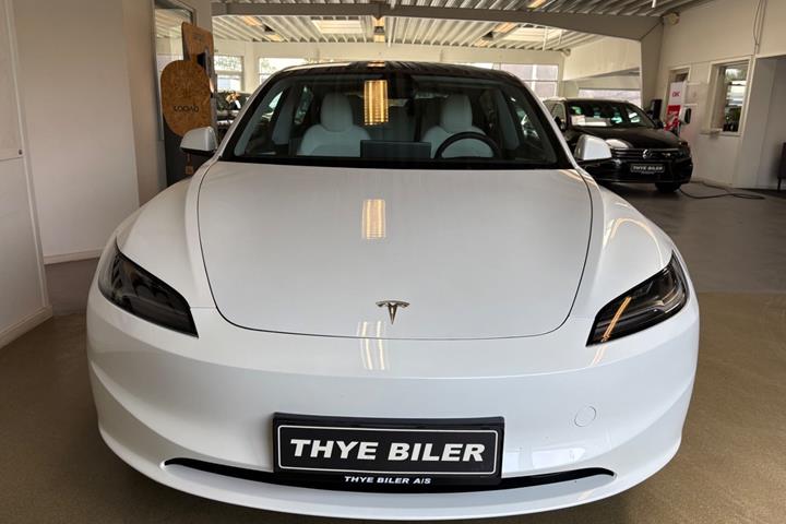 Hvid Tesla Model 3 fra 2024