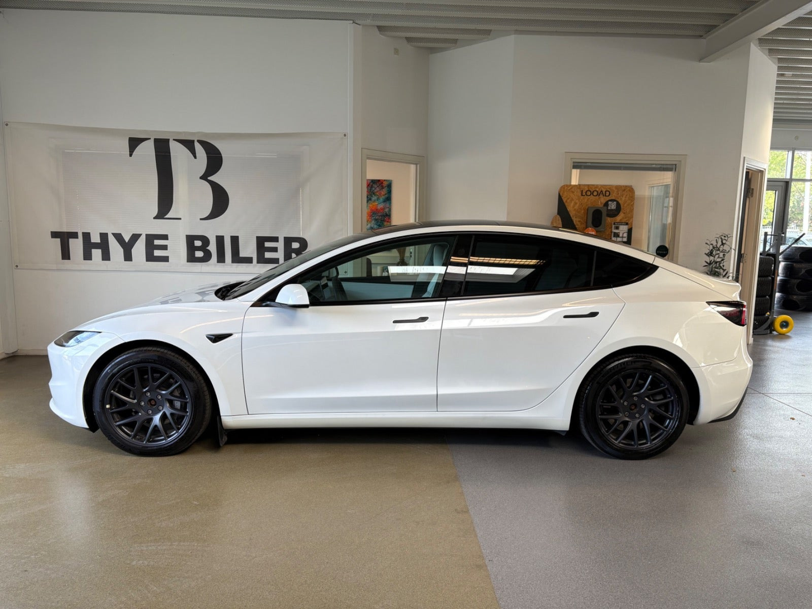 Hvid Tesla Model 3 fra 2024
