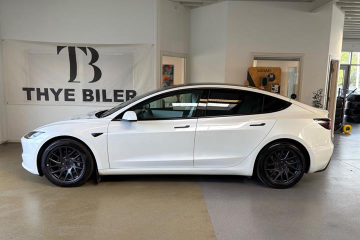 Hvid Tesla Model 3 fra 2024