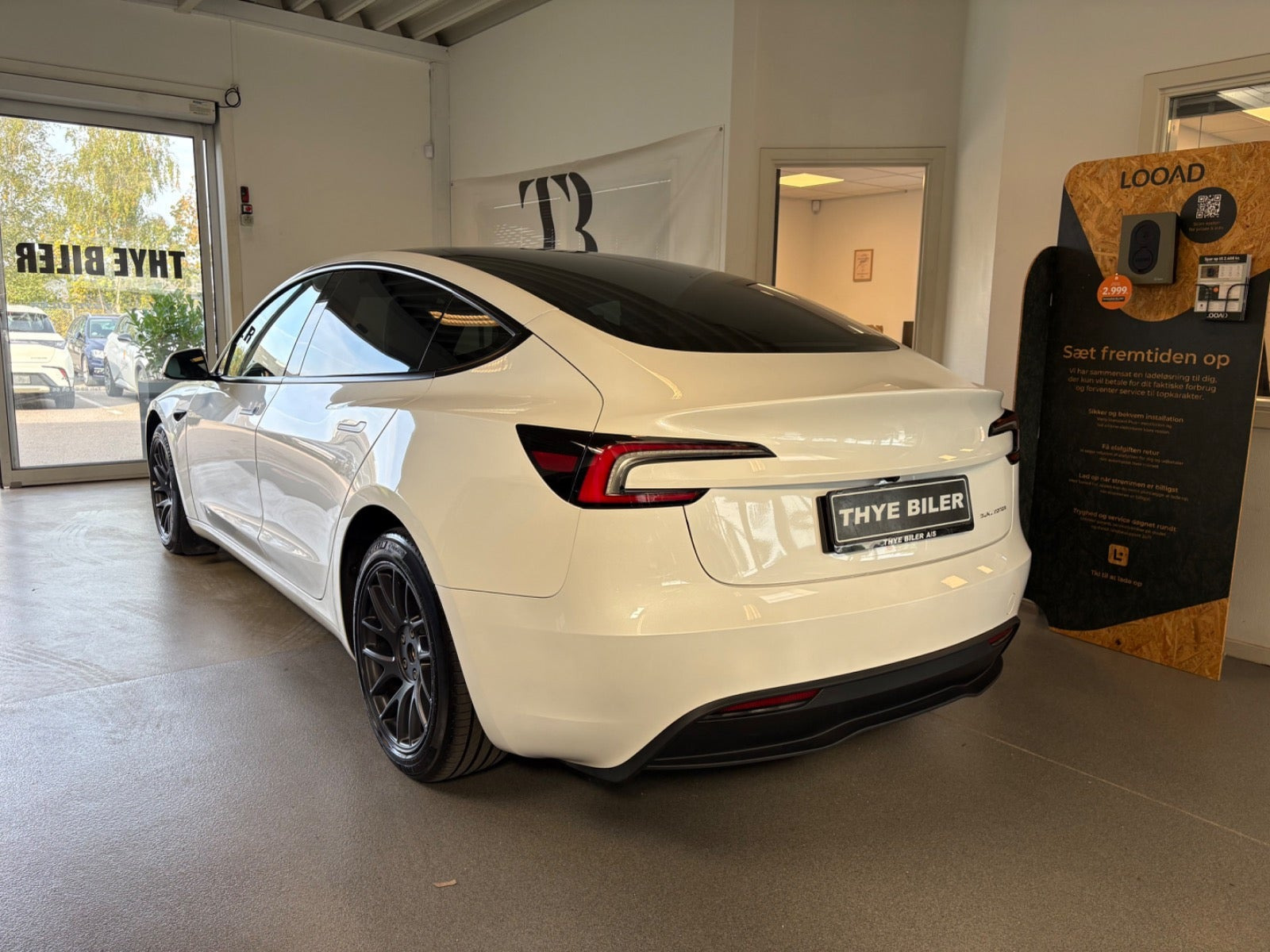 Hvid Tesla Model 3 fra 2024