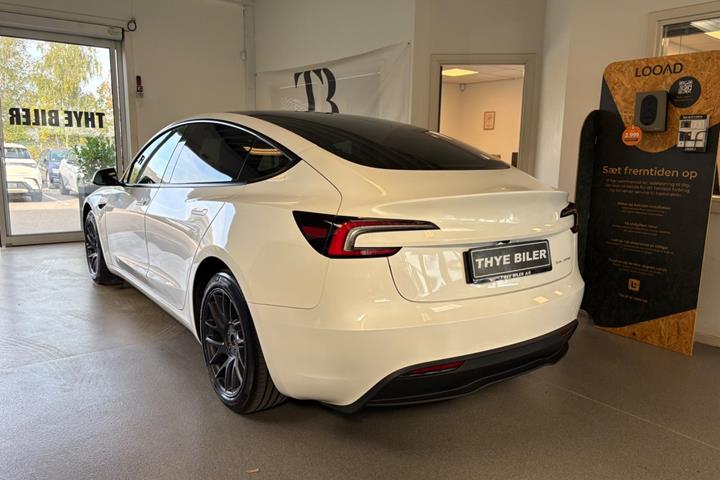 Hvid Tesla Model 3 fra 2024