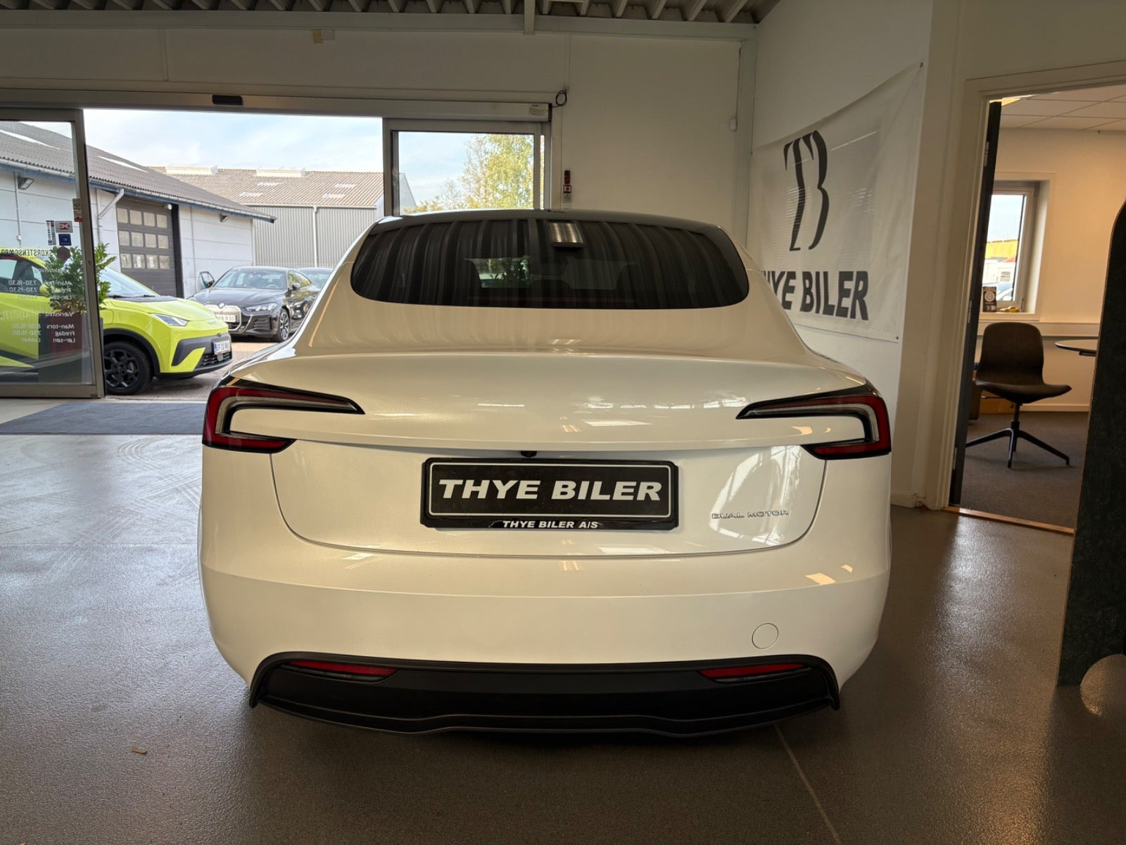 Hvid Tesla Model 3 fra 2024