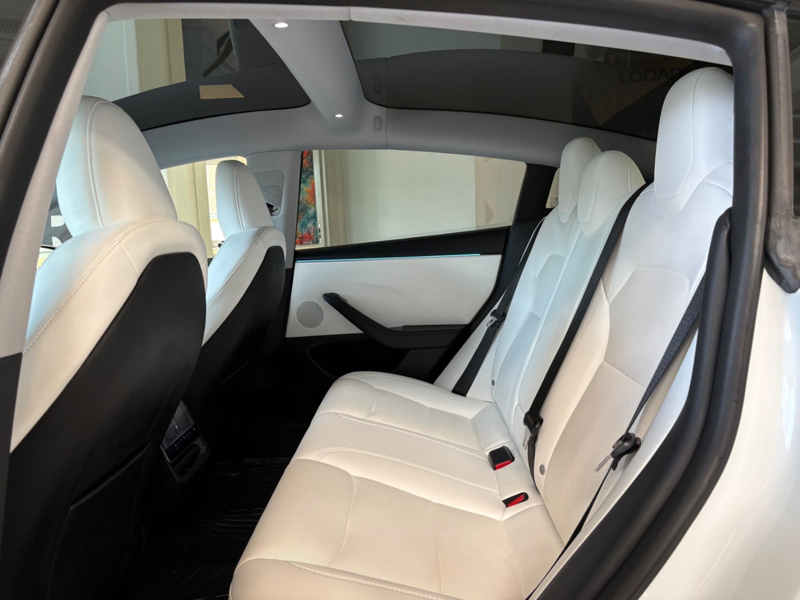 Hvid Tesla Model 3 fra 2024