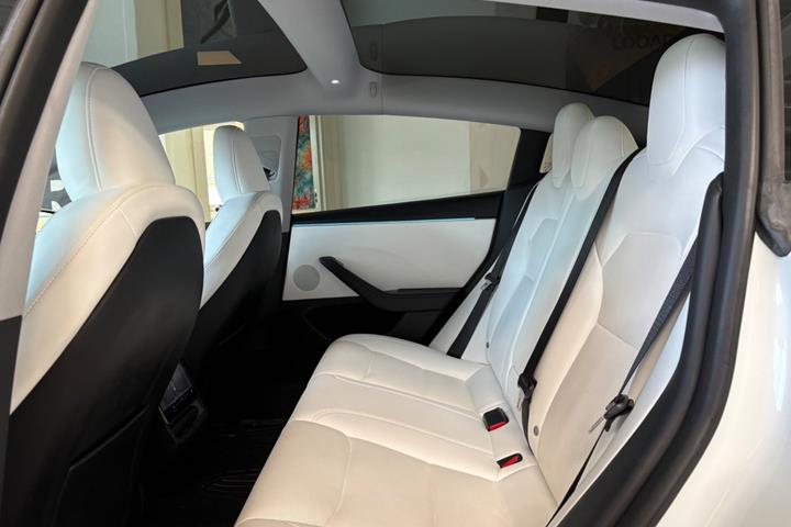 Hvid Tesla Model 3 fra 2024