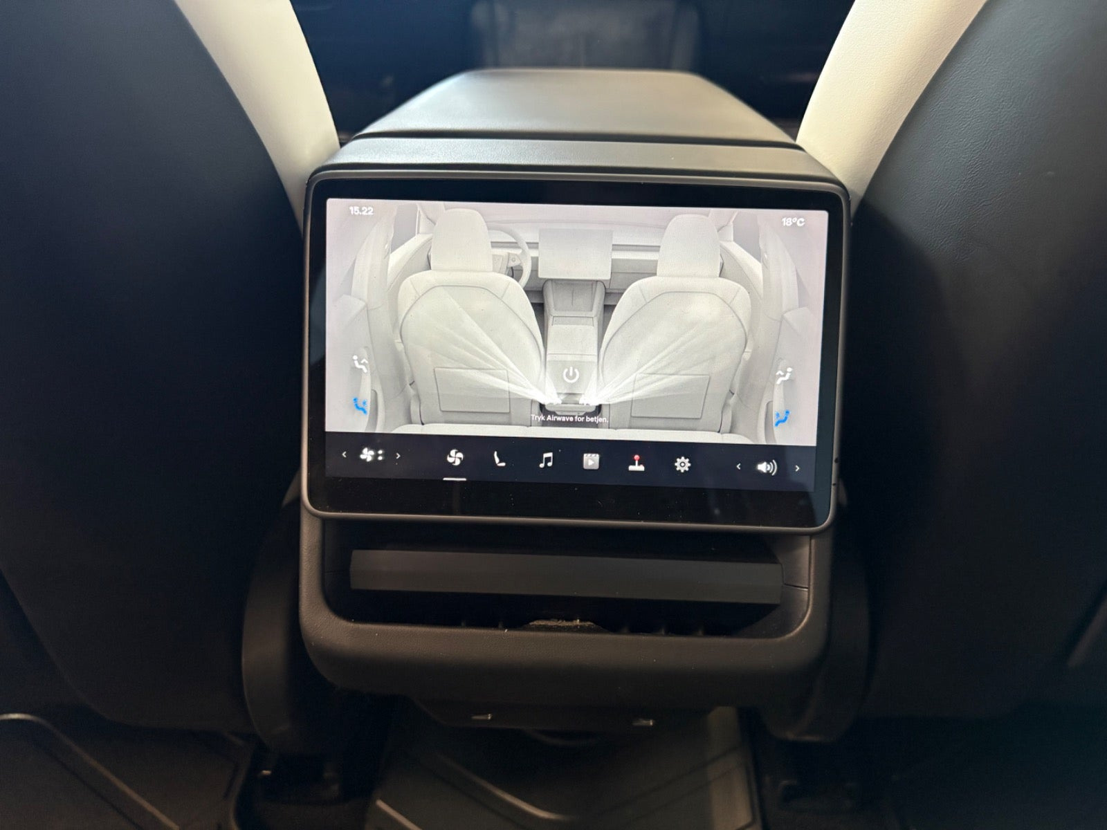 Hvid Tesla Model 3 fra 2024