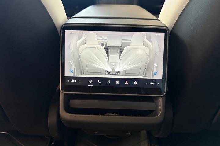 Hvid Tesla Model 3 fra 2024