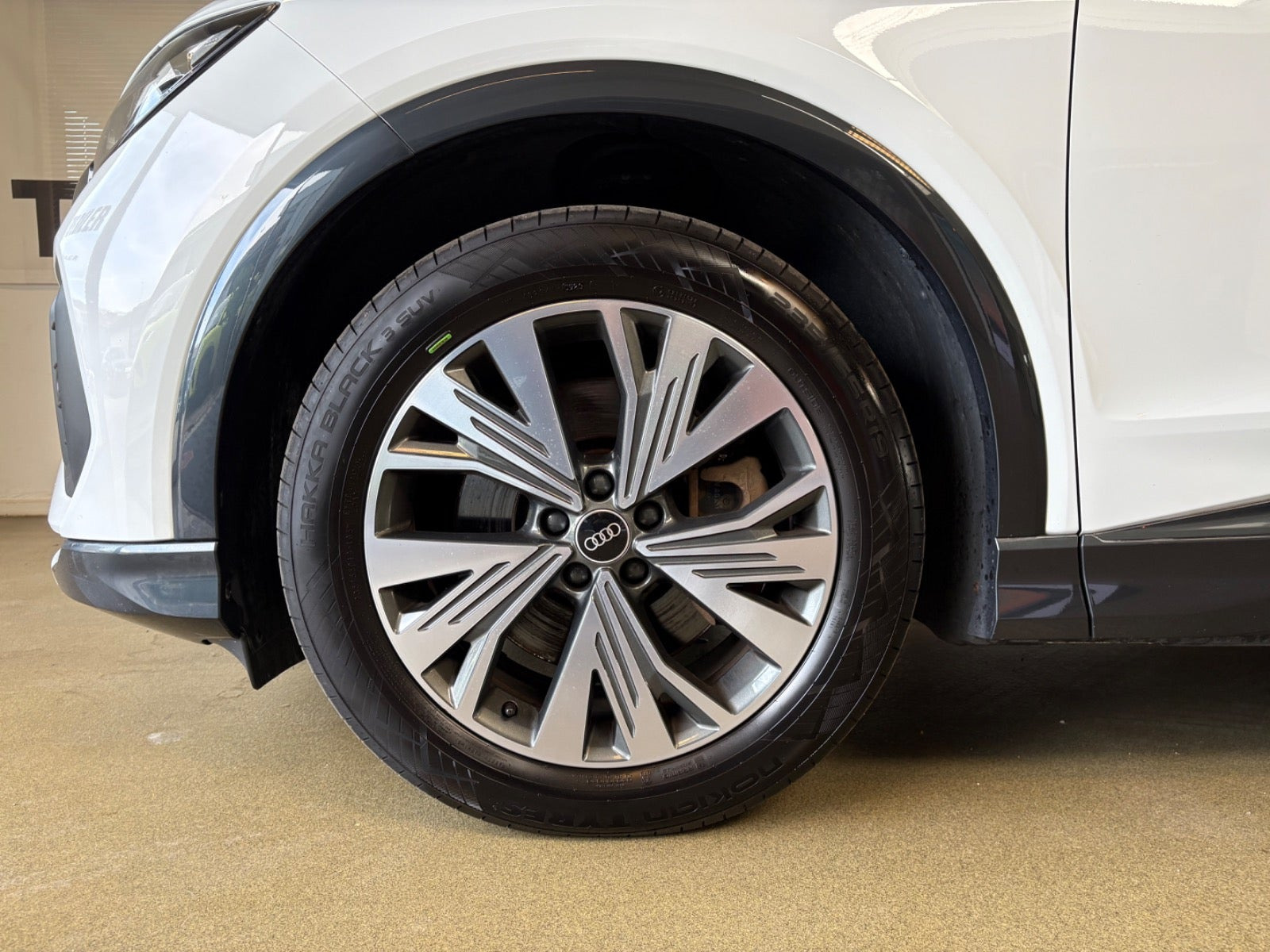Hvid Audi Q4 e-tron fra 2023
