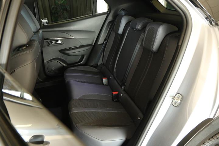 Grøn Peugeot 2008 fra 2020
