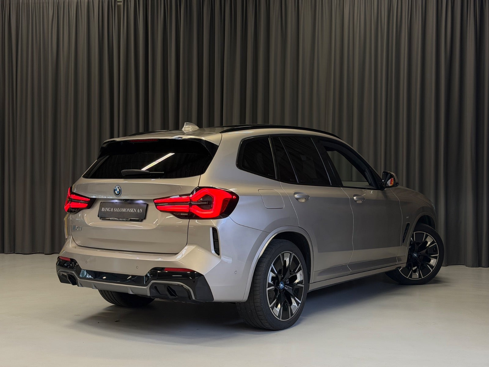 Orange BMW iX3 fra 2023