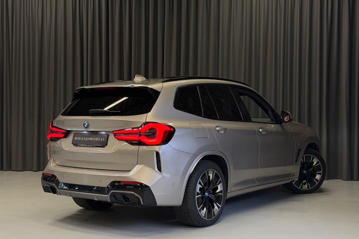Orange BMW iX3 fra 2023