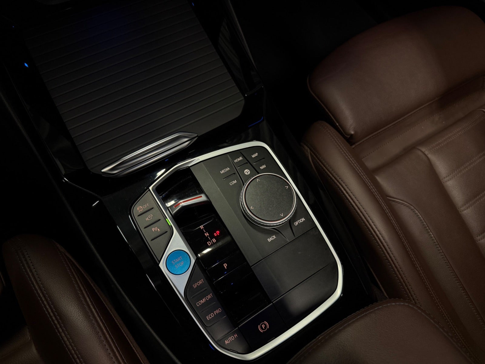 Orange BMW iX3 fra 2023