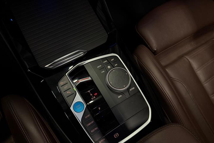 Orange BMW iX3 fra 2023